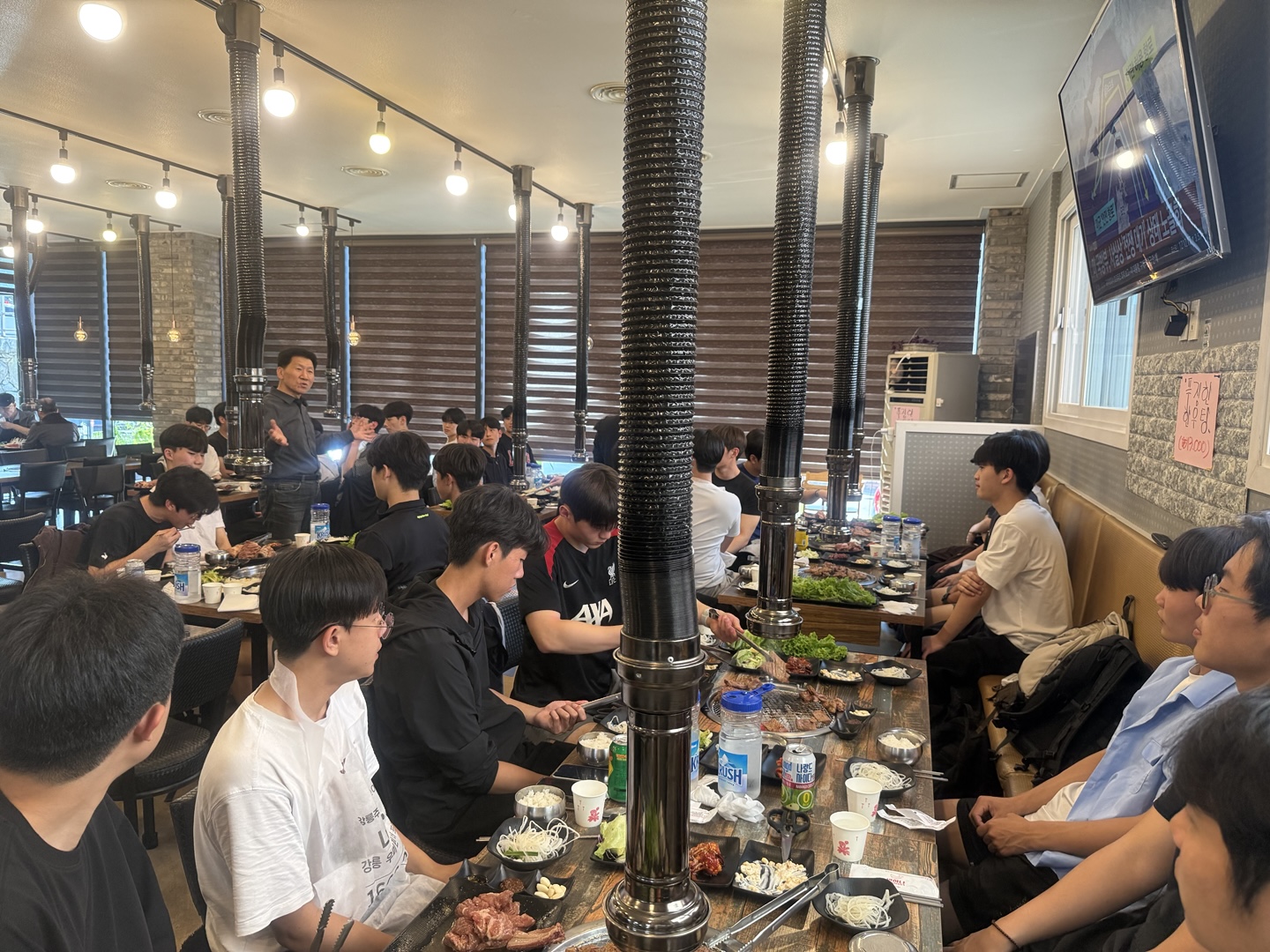 총동창회에서 학생자치회 임원 저녁식사 제공 사진